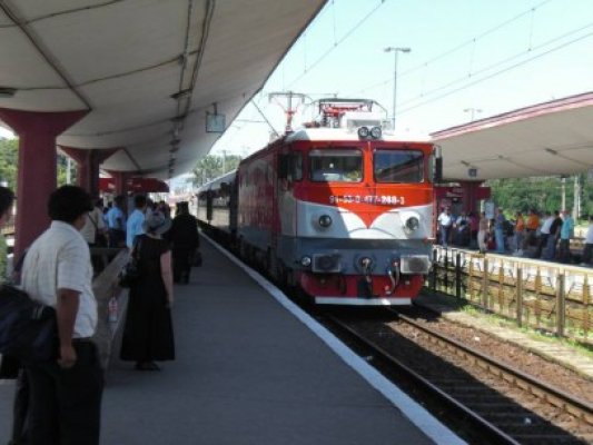 Tot mai mulţi români circulă cu trenul